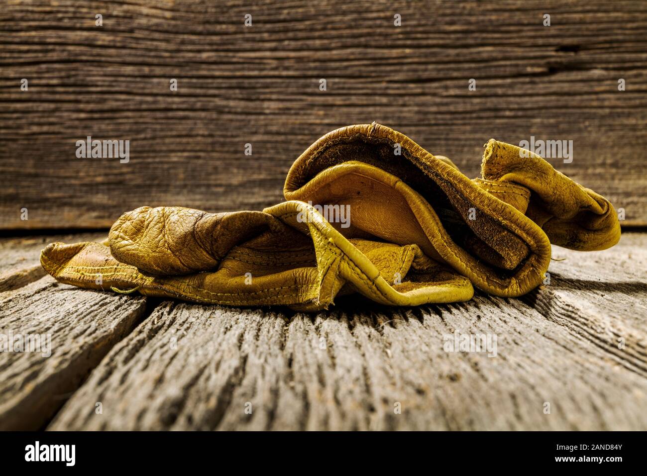 Studio ancora vita close-up di cuoio indossati guanti da lavoro Foto Stock