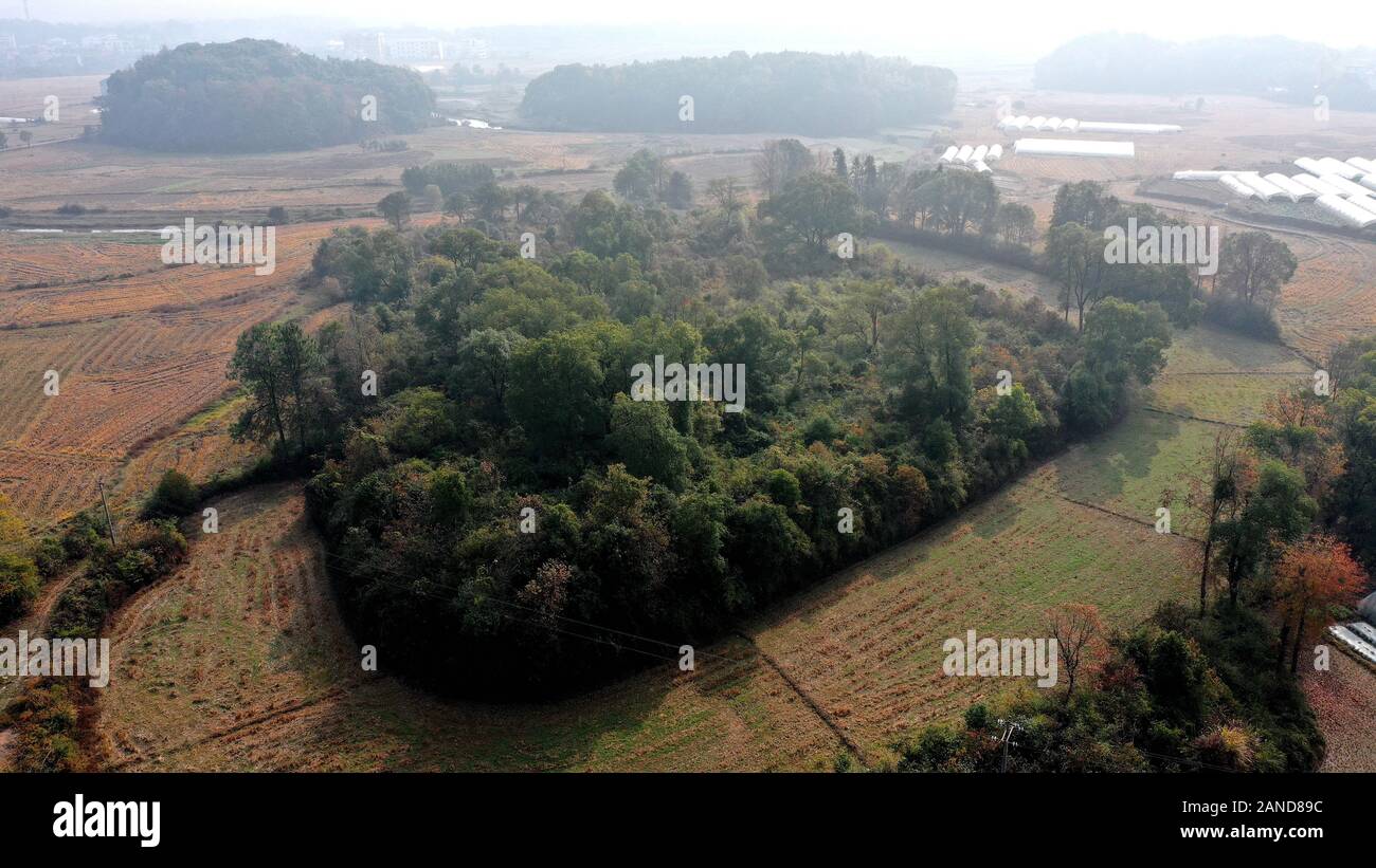 Aerical vista del bacino a forma di sito di archeologia, chiamato anche Huanqhao sito storico scavato nella città Wujiang, Jishui county, Ji'an City, Oriente Cina " Foto Stock