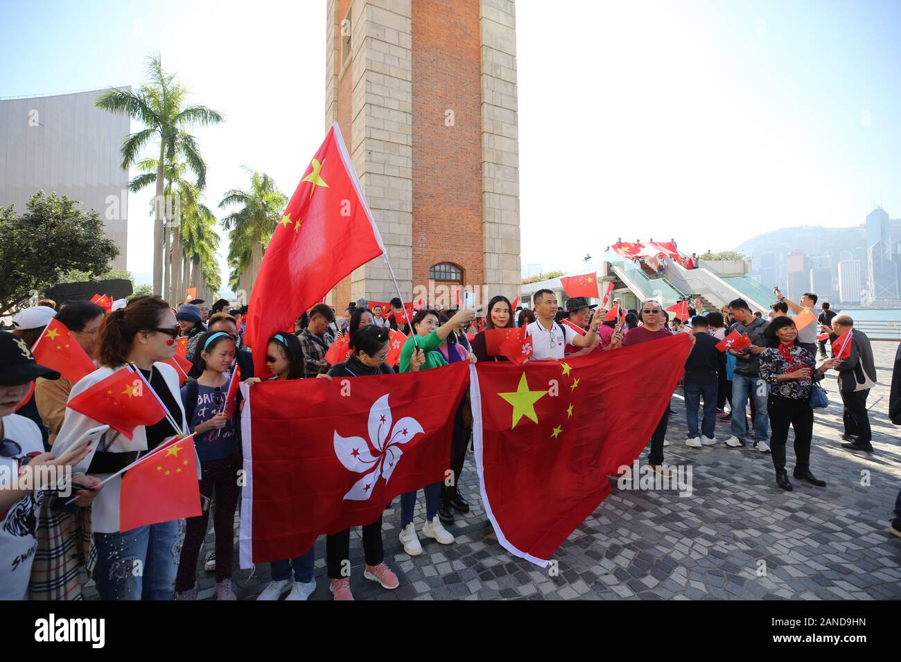 Circa 200 i cittadini si riuniscono a Tsim Sha Tsui cantando l inno nazionale di esprimere amore per Hong Kong e della Repubblica popolare cinese di Hong Kong, Cina, 1 dicembre 2019. *** L Foto Stock