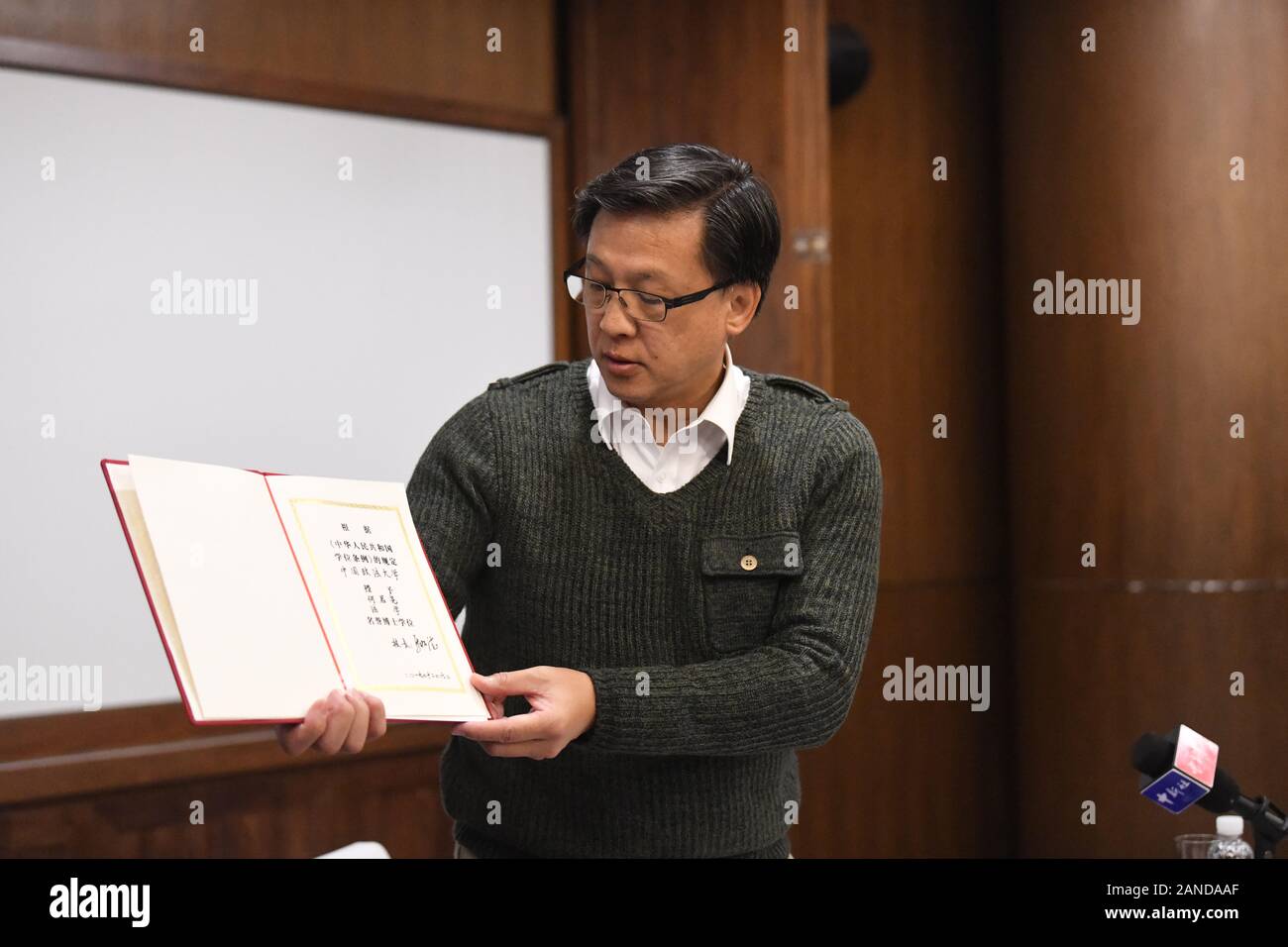 Hong Kong giurista e politico Junius Ho Kwan-yiu mostra il suo certificato di dottore honoris causa di leggi elargiti dall Università cinese di Scienc politico Foto Stock