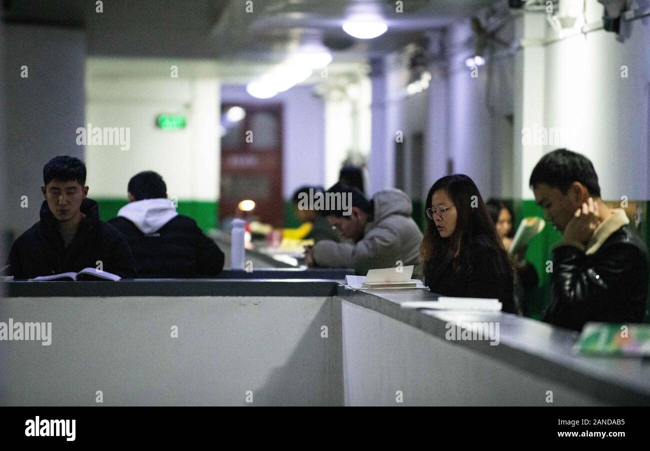 I richiedenti di studio presso la biblioteca di Shenyang Università agricola per il prossimo della Cina di post-laurea test di ammissione, noto anche come Postg nazionale Foto Stock