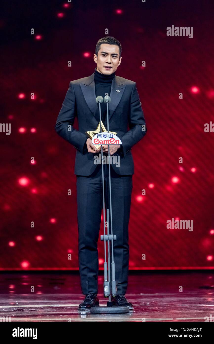 --FILE--attore cinese Han Dongjun, noto anche come Elvis Han, canta allo stadio di 2018 Cina fiction TV Awards a Pechino in Cina, 12 dicembre 2018. *** Foto Stock