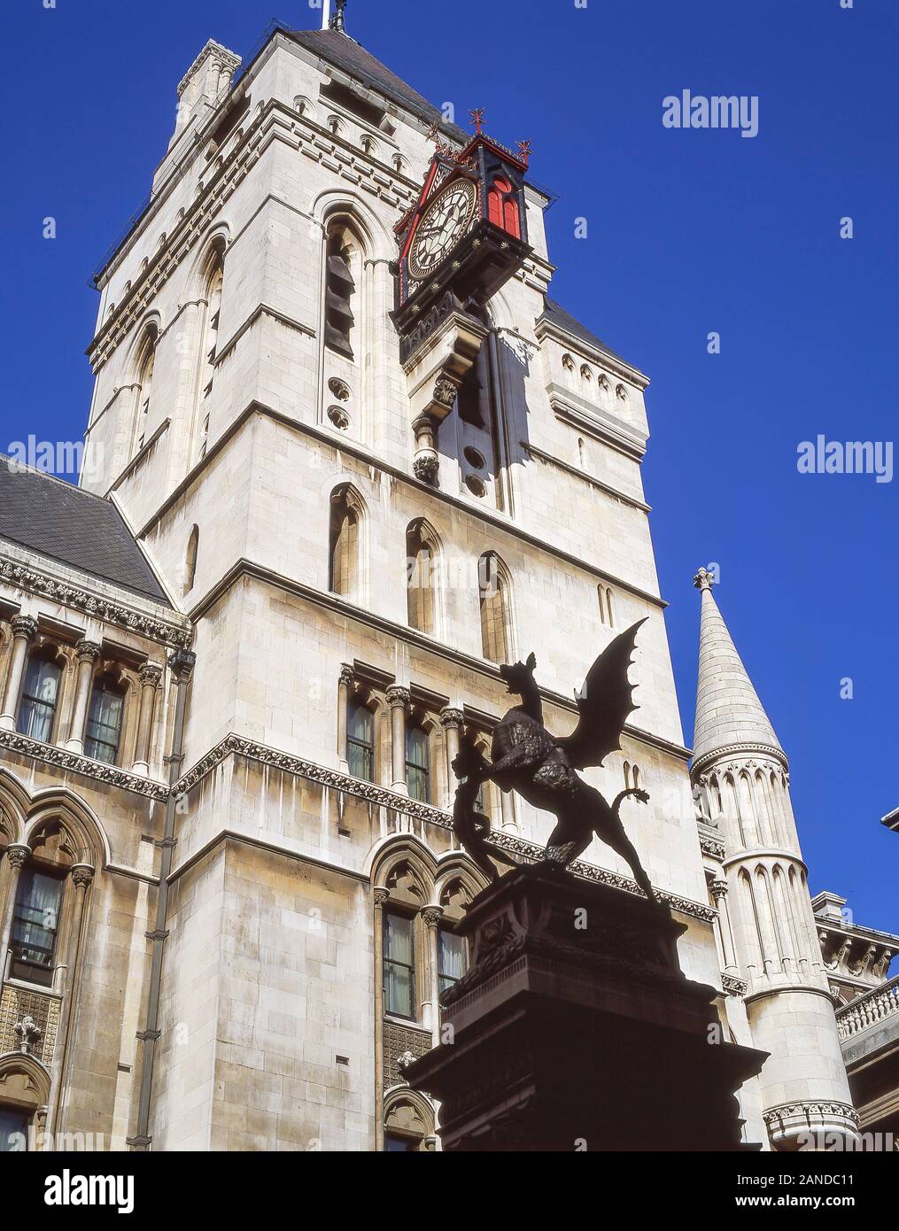 La Torre dell'orologio, il Royal Courts of Justice, Strand, City of Westminster, Greater London, England, Regno Unito Foto Stock