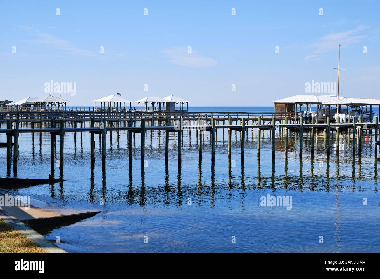 Case in barca o barca ascensori e dock in aggetto in acqua nel punto Chiaro Alabama sulla sponda orientale del Mobile Bay, Stati Uniti d'America. Foto Stock