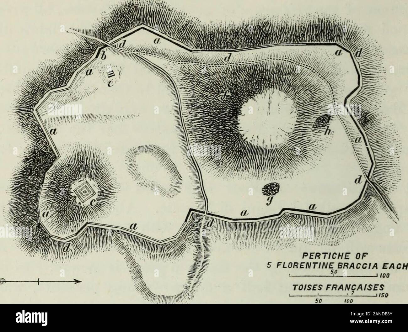 Le città e i cimiteri di Etruria . ense che effectuallyconceals pareti da spettatore ad una distanza. Da questo roadI Rusellse immesso sul suo versante sud-ovest. Allora ho girato lacoppia di destra e seguite la linea di si avvale, che sono tracciabili indetached frammenti lungo il ciglio della collina. In un primo momento la muratura è stato orizzontale-brutalmente così infatti, likethat di Yolterra e Populonia, ma tale era il suo deciso cha-racter, sebbene piccole pietre wrere inserita negli interstizi del 3 Vedere Vol. I. P. 172. errore, e in un primo momento passato Rusellse con- 4 Sir Richard Colt Hoare ha reso questo fuori vederei Foto Stock