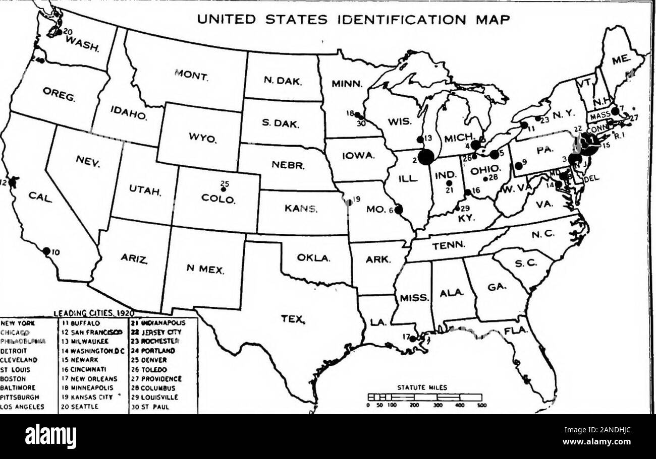 Un riepilogo grafico dell'agricoltura americana, in gran parte basato sul censimento del 1920 ... . Y del burro e formaggio -?-^ 479-482 suina (porci e suini), totale e di razza, 483-484 numero di ovini, totale e di razza, numero; capre, numero; valore di lana e mohair- 484-486 pollame, numero 487 api, il numero delle colonie 488 99912°-TBK 1921 27 + 28 412 Annuario del dipartimento dell'Agricoltura, 1921. IV. Il Fahms e il popolo. Pagina.489,490491492493-495495,496497 Numero di aziende agricole, totale e di classificato di dimensioni medio di acri di terra migliorato per azienda valore di terreni agricoli per ettaro valore della proprietà farm, Foto Stock