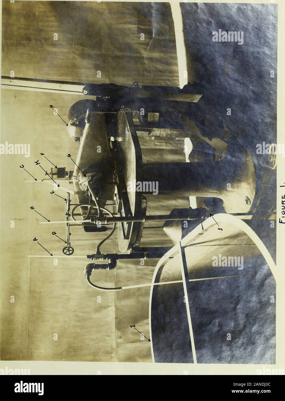 Uno studio della relativa efficienza di oli lubrificanti . t, e 33000, ilnumero di libbre di piede di v/ork al minuto in un cavallo di potenza. Dopo aver utilizzato la miscela di grafite sul cuscinetto,la prova di legare l'olio puro è stato ripetuto, ma era impossibile rilevare alcuna variazione del coefficiente di attrito, a causadel questa causa. Questo può tuttavia, punta a causa tlie fatto che aveva thehearing hecome altamente lucidato e ben indossati hy previoususage in modo tale che la superficie accordata nessuna irregolarità microscopiche-ities per la insinuazione di particelle di grafite. Se thebearing aveva heen nuovo è molto prohahle che il f Foto Stock