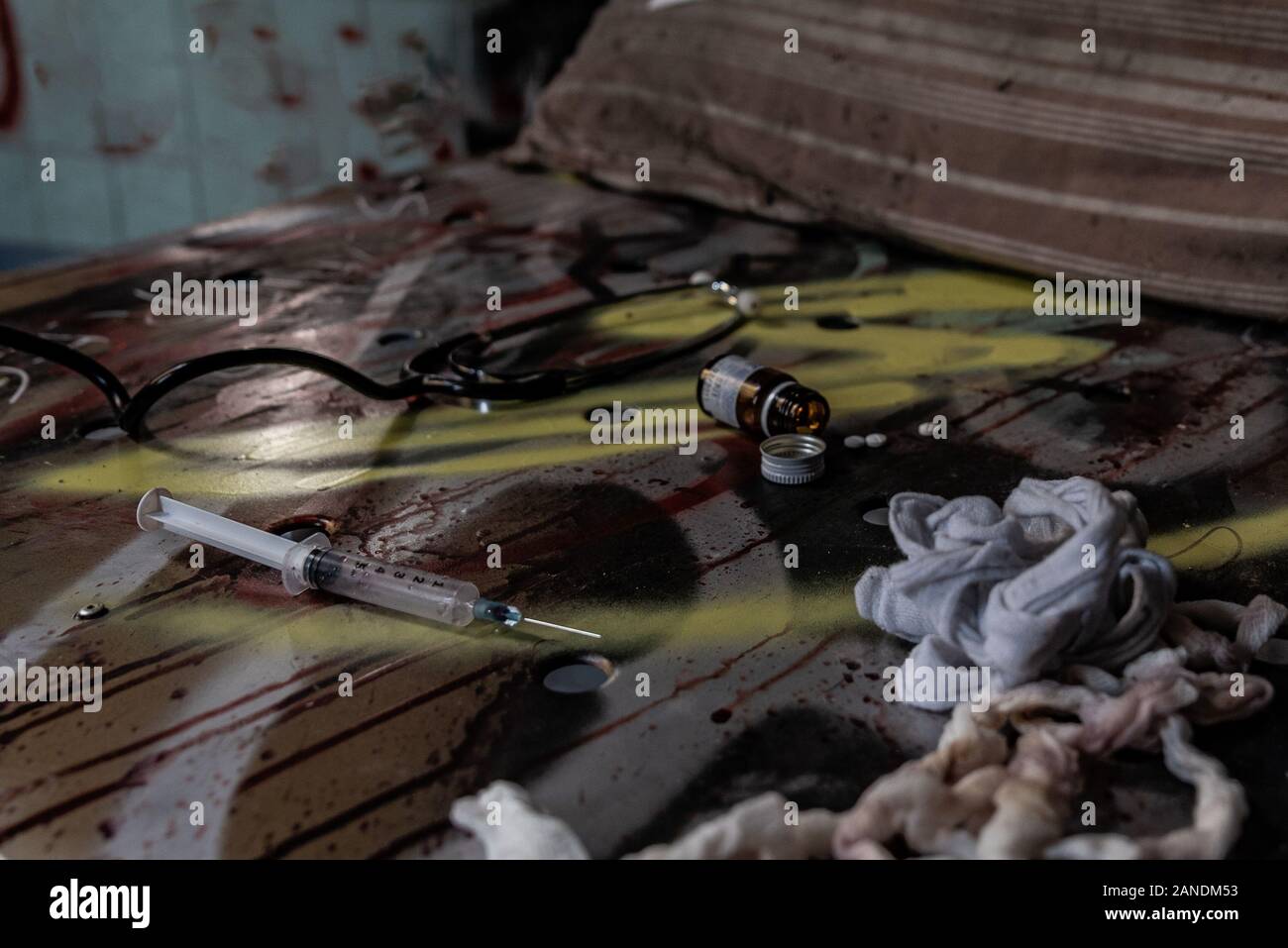Medicinali sparsi su un vecchio letto di un manicomio abbandonato, urbex fotografia in luoghi abbandonati in Italia Foto Stock