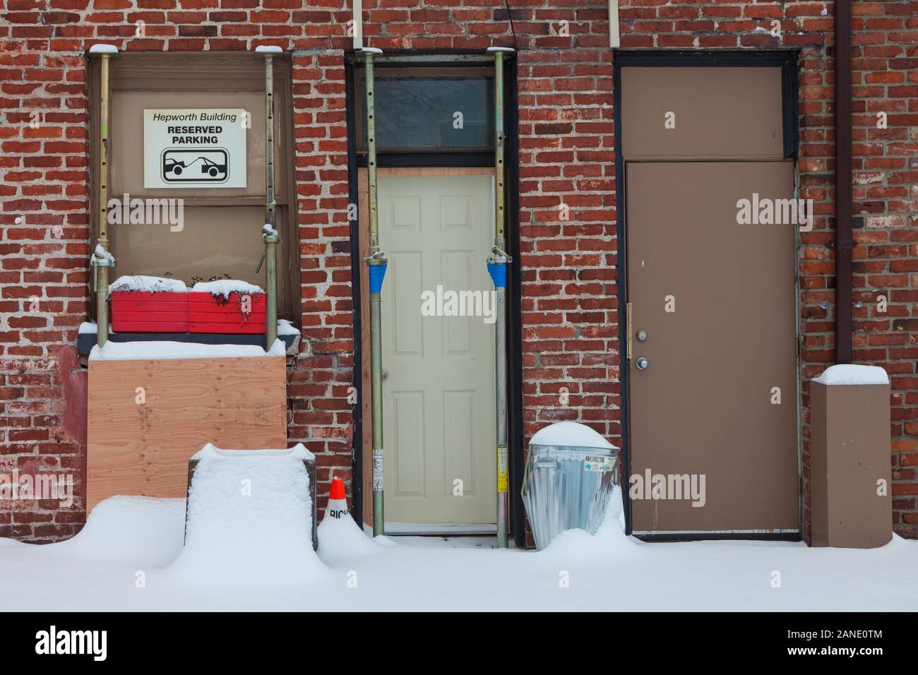 La vite regolabile-martinetti utilizzati per supportare i vecchi mattoni su una porta e di una finestra su un edificio del patrimonio in Steveston British Columbia Foto Stock