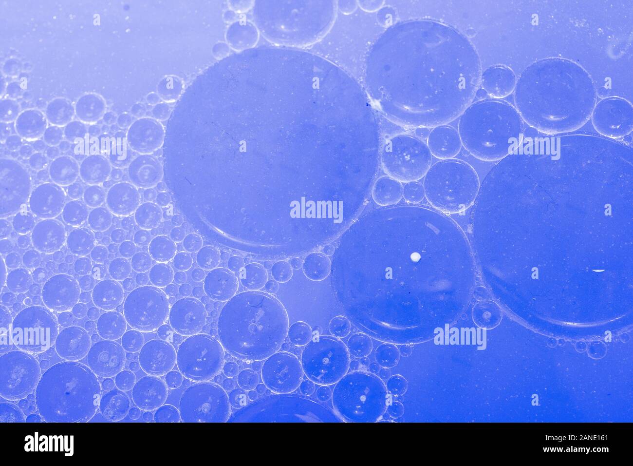 Macro shot di acqua olio sotto forma di emulsione sfondo astratto Foto Stock