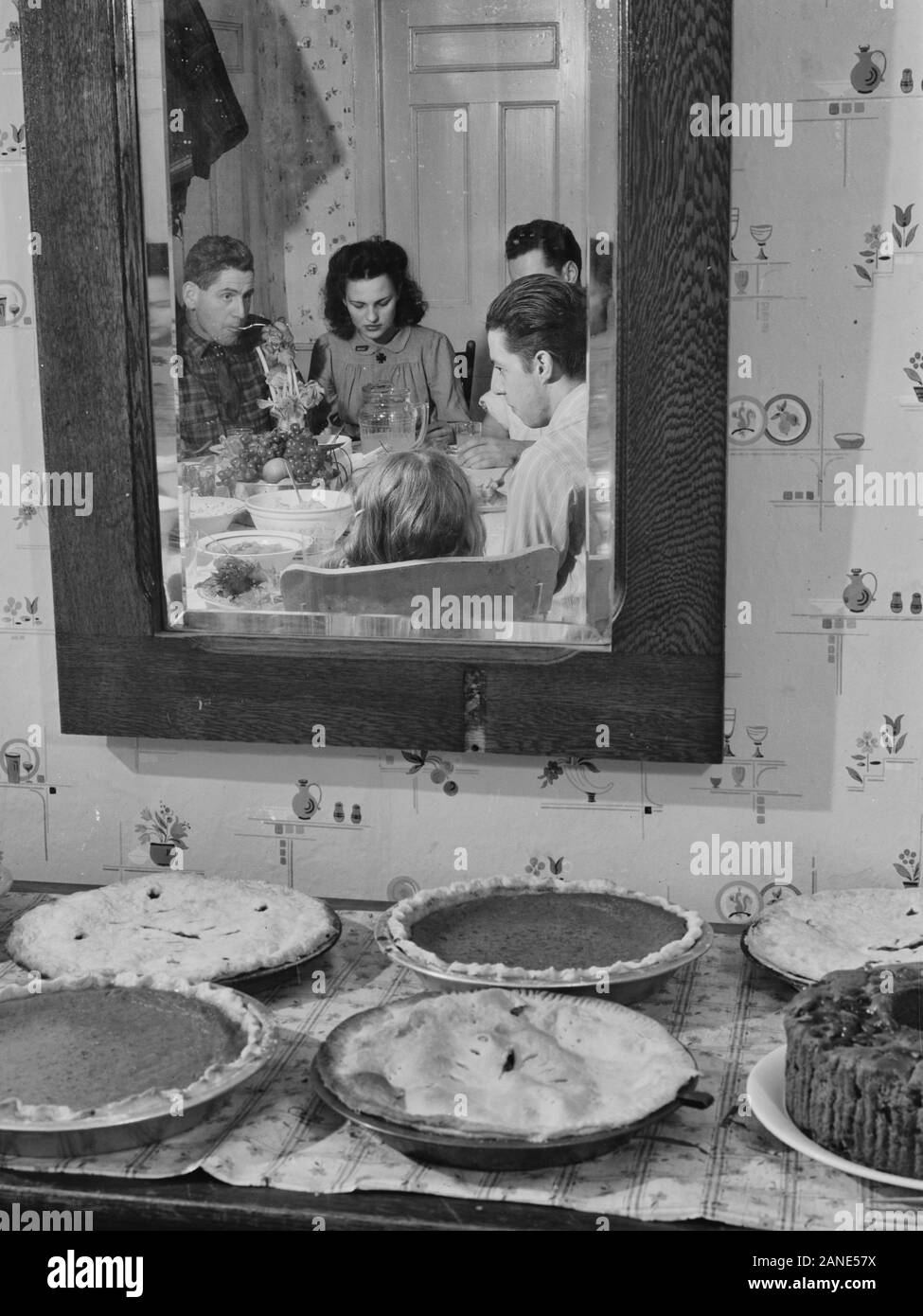 Torte di zucca e cena di ringraziamento presso la casa del Sig. Timothy prelievo Crouch, un Quaker Rogerine vivono in Ledyard, Connecticut. Novembre, 1940 Foto Stock