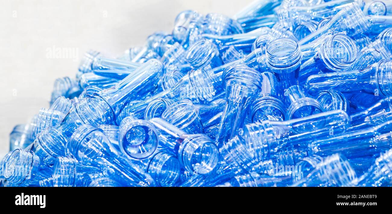 Preforma PET ; il lavoro in corso prima di bottiglia di plastica processo di soffiaggio ; alimenti industriali e bere ingegneria sfondo Foto Stock