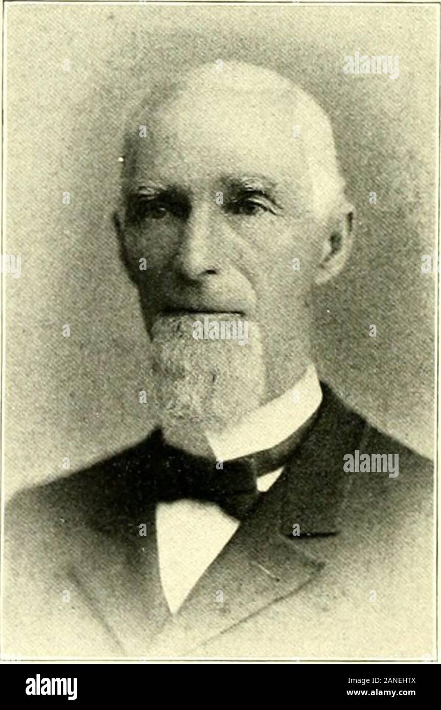 Enciclopedia storica dell'Illinois . C. K. WILLIAMS I. S. KNOWLTON. ANCrS HAI.N HISTOEY DI OGLE COUNTY. 715 prima di colpire un 20-pound pickerel, whichstruggles per la libertà con forza tale perinterrompere lancia della maniglia. Tuttavia, abbastanza di thefiber rimane intatto di sbarcare il pesce su bot-tom della barca. Numerosi piccoli pesci sono ob-tained dopo che; poi un 20-pound catfish iscaught sulla lancia. Quando è atterrato all'interno theboat, il suo punto di forza è stato sufficiente a rendere il caos ofour sede con la sua coda oscillante, ricordando il suo cap-tori che esso deve essere thiust sotto il trincarino infront o si sarebbe presto onu Foto Stock