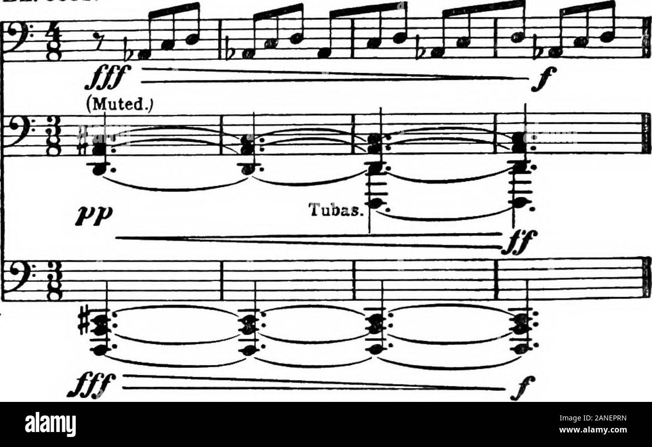 Armonia moderna, la sua spiegazione ed applicazione . CB (PuUStr.phi.) 150 moderne armonia Ex. 338a. T M T ¥ n ii "r ?? I -m- ? =N CelUABasslinactualunison. 4 Tbns.& Tube. Bass & Contra Bass Clar. Un Contra-Fagotto. Ex. 333b SCHONBERG,Cinque Orch. Pezzi, Op. 16, N9 1.. Uno dei tratti più recenti in armonia è un sistema di con-structing come visto da più piani in una sola volta. Se wetake la serie di note in Esempio 334 bar 4, vedremo fattodi possiede in sé tre distinte hghts-l'elementof diatonica C Major, così come il forte e i lati piatti di tonalità.porzioni di questi tre elementi Foto Stock