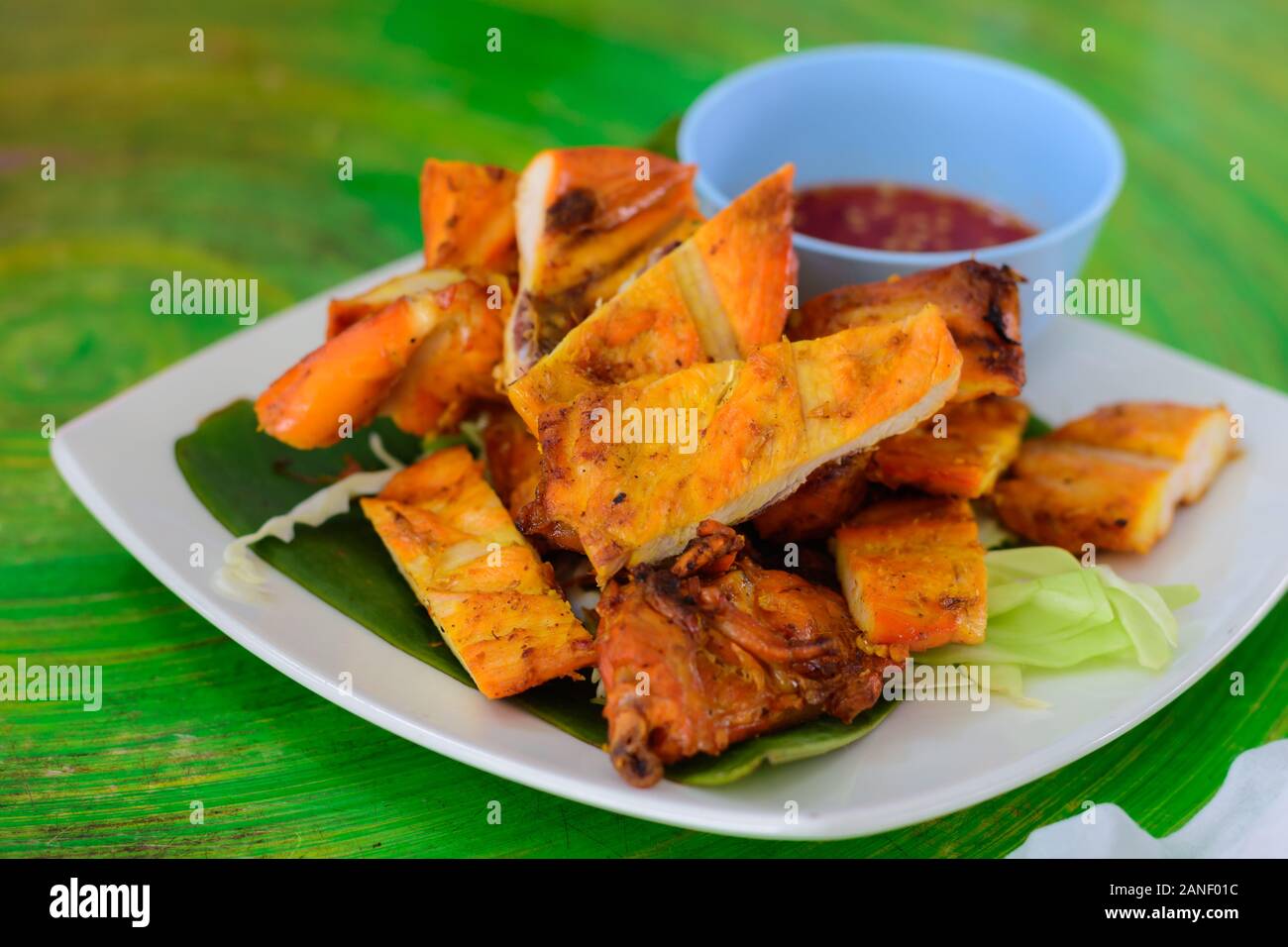 Close up di pollo grigliato fetta, piatti Thailandesi locali Foto Stock