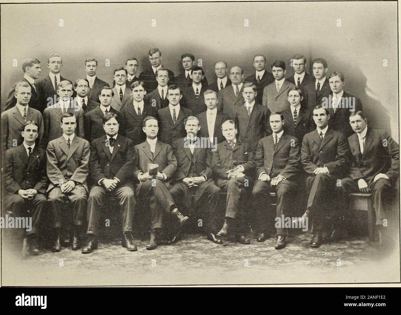 Il Monticola . Libreria Caw IJuruor (Llass 3oll ufficiali H. L. Carney Presidente Robert L. Bates Vice presidente Max Adams Segretario F. B. Morgan Tesoriere 3oll Adams, MaxAmos, Frank R.Bates, Robert L.Campana, E. R.Blair, J. V., Jr.Campbell, H. R.Carney, H. L.Caulfleld, L. P.Crawford, S. R.Conaway, ErnestDavis, G. G.Floyd, C. D.Flynn, J. W.FoltZ, CharlesGatewood, M. C. Hodges, A. B.Prelievo, Jay B.Montgomery, S. B.Morgan, F. B.Reed, S. R.Ritchie, C. W.Siegler, L. W.Smith A. T.Smith, J. L.Straton, Joe T.Tyler, E. L.van Bibber, C. B.YYatkins, M. M.Wilkinson, J. B., Jr.Johnson, W. W. K4. 85 Foto Stock