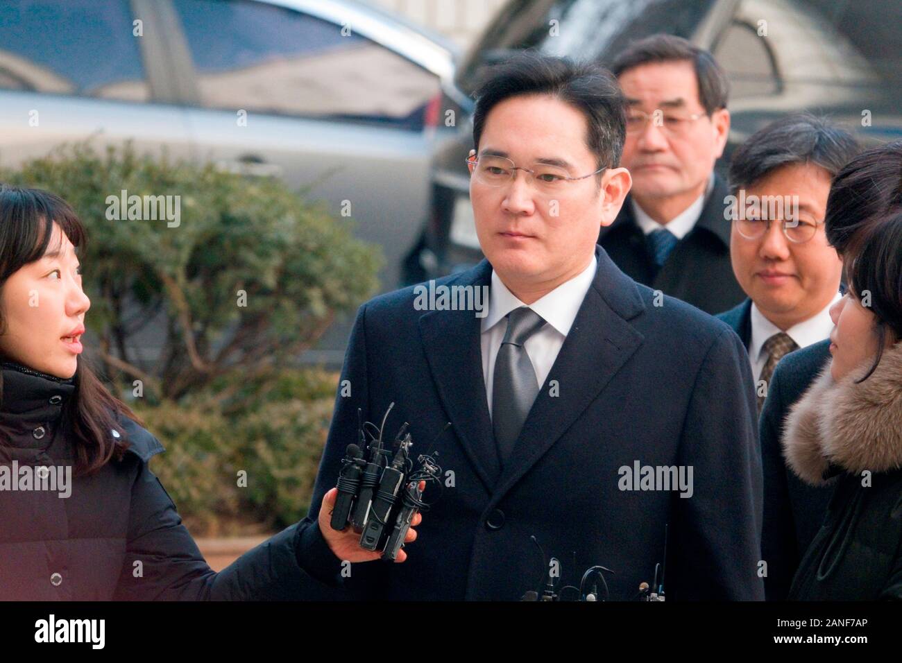 Seul Alta Corte in Corea del Sud. Il 17 gennaio, 2020. Seoul, Corea del Sud. Il 17 gennaio, 2020. Lee Jae-Yong, Jan 17, 2020 : Samsung Electronics Vice Presidente Lee Jae-Yong arriva a Seoul Alta Corte di Seoul, Corea del Sud. Lee ha partecipato venerdì un appello prova dopo che la Corte Suprema ha ordinato la corte di appello in agosto, 2019 a rivedere la sua sospesa di prigione per lui oltre corrompete un confidente della imprigionato ex Presidente Parco Geun-Hye i media locali hanno riferito. Credito: Lee Jae-Won/AFLO/Alamy Live News Foto Stock