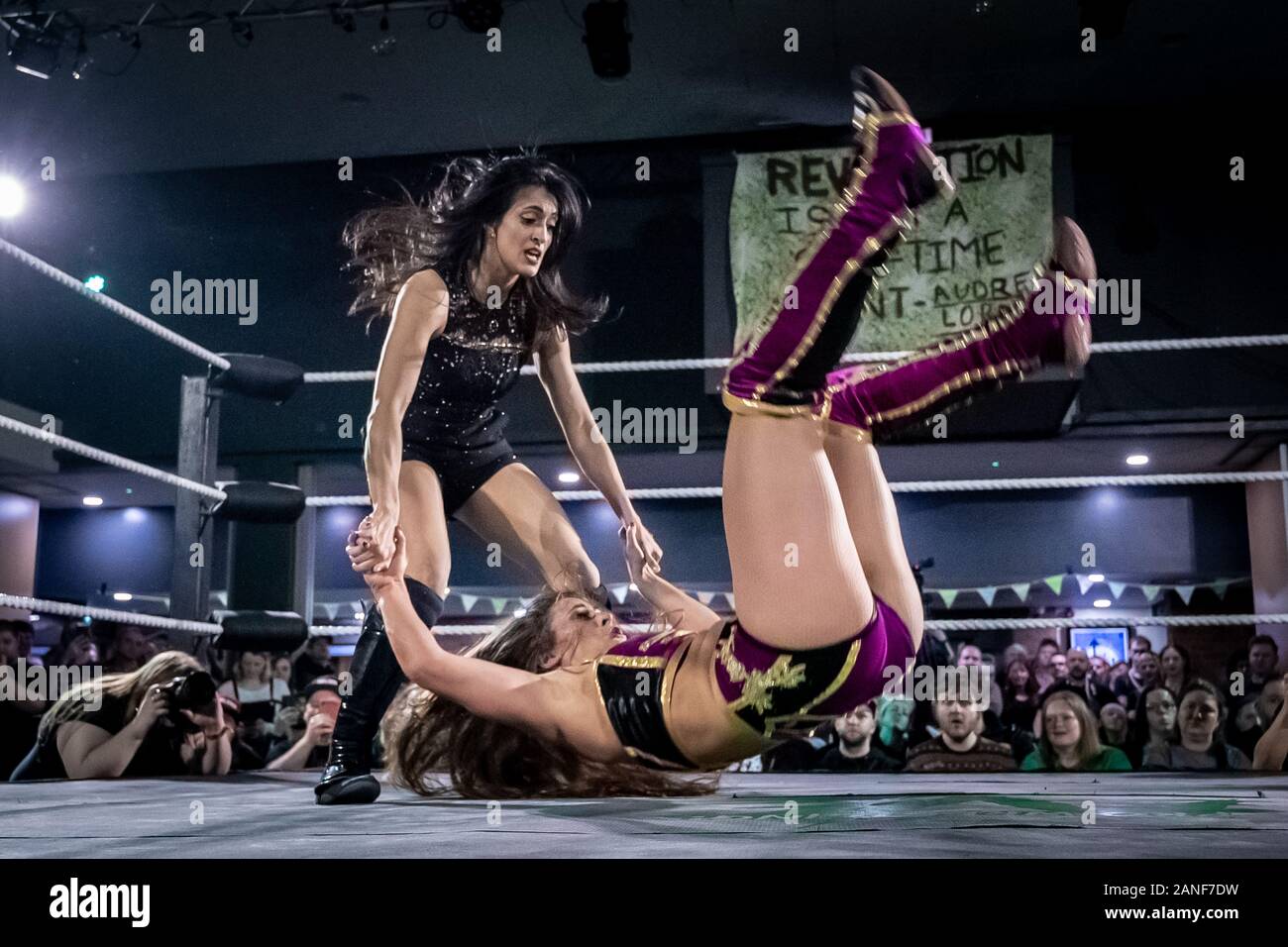 Jinny vs. Nina Samuels al torneo "Wrestle Queendom 3" presso il Venue di Londra ovest by Pro-Wrestling: Eve, wrestling professionistico femminile. Foto Stock