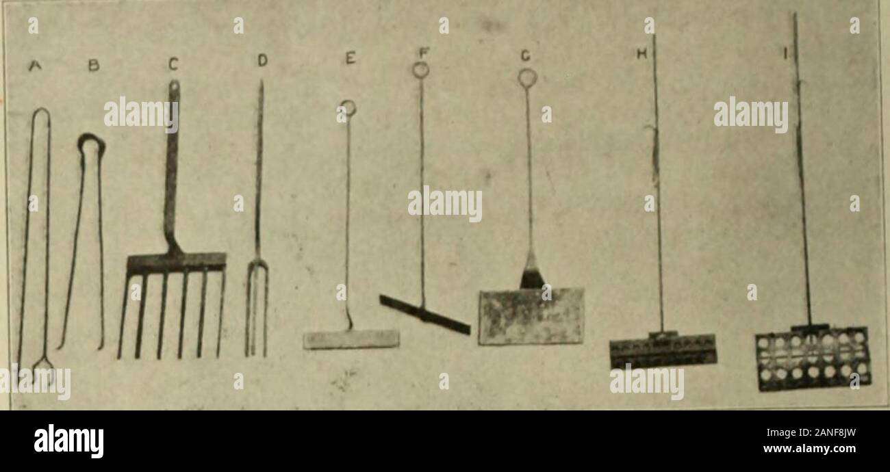 Elettrochimico e metallurgico industria . ea 17 X -24 = 4^pollici. Quindi la seguente tabella è ottenuta:la resistenza degli elettrodi in forno, Ohm. 0.00092 iniziale Fine di cinque ore 0.00046 0.00024 finale poiché l'energia sviluppata in qualsiasi parte di thefurnace è dato dal prodotto del resistanceand al quadrato della corrente, abbiamo alseguente tabella per la distribuzione di energia:Ciramilar carbonio. Elettrodi.Kws. Kws.iniziale di .. -U? 0,18 al fine di cinque ore. 75005 5.95Finale 19-44 70056 Si deve notare che la resistività del graphitizedelectrodes assunto nei calcoli è tha Foto Stock
