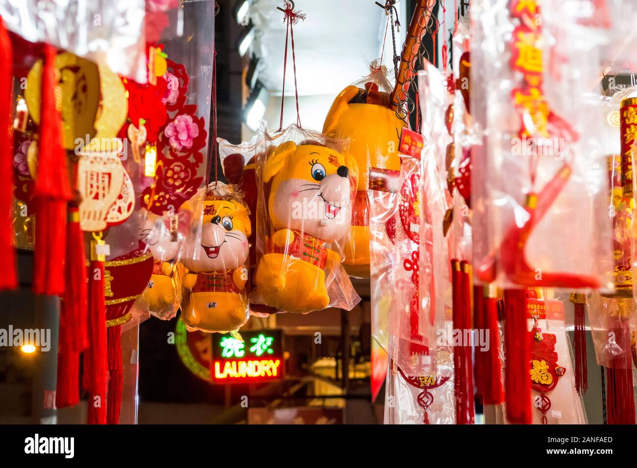 Anno Nuovo Cinese del ratto 2020, negozi che vendono decorazioni, Hong Kong, Cina. Foto Stock