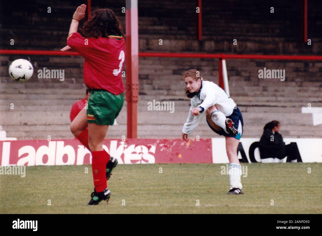 Azione di confronto durante l'Inghilterra Donne vs Portogallo le donne, il campionato europeo di calcio di qualifica al Griffin Park, Brentford FC su 19 Maggio 1996 Foto Stock