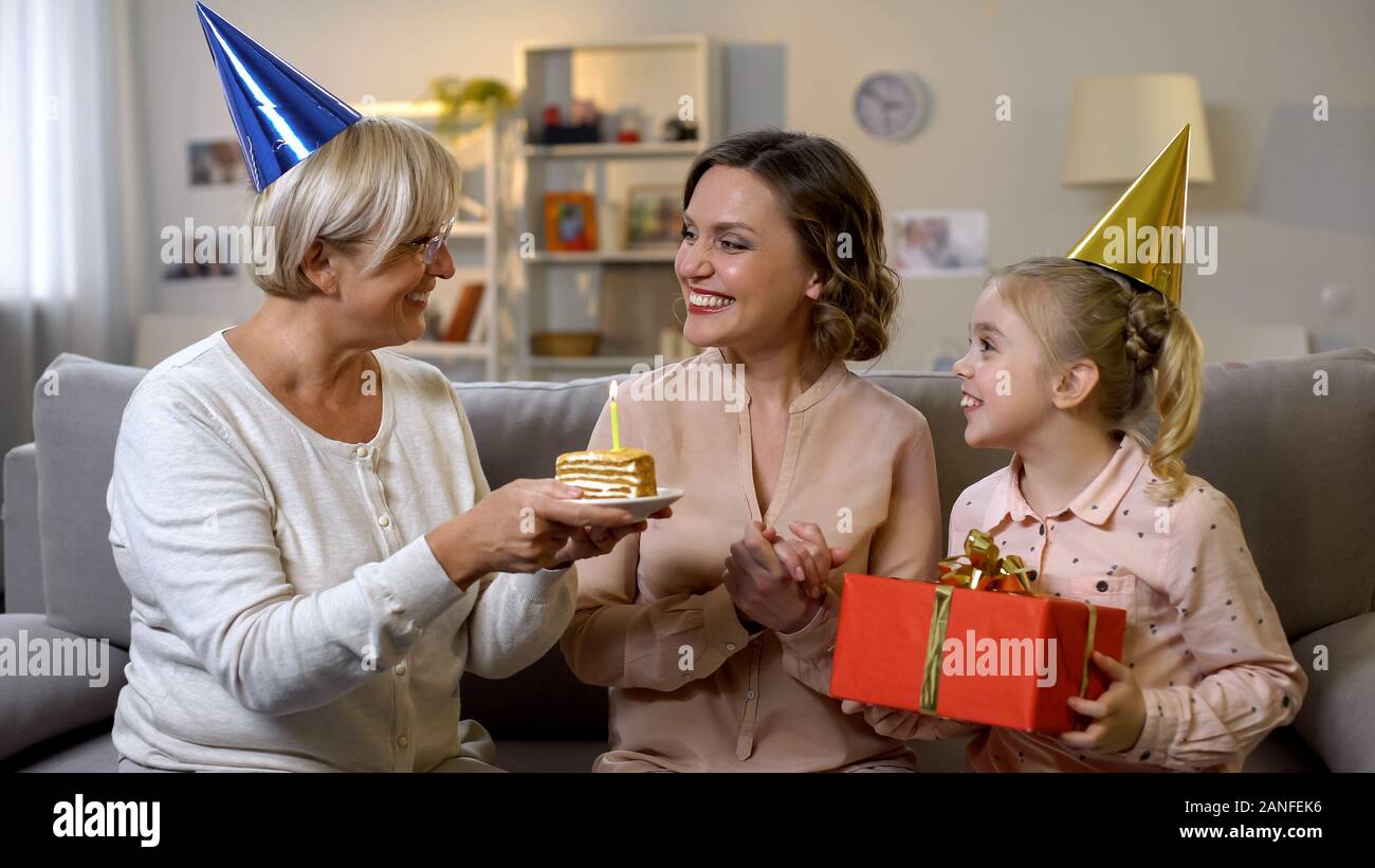 Giovane donna festeggia il compleanno con la madre e la figlia, famiglia stare insieme Foto Stock