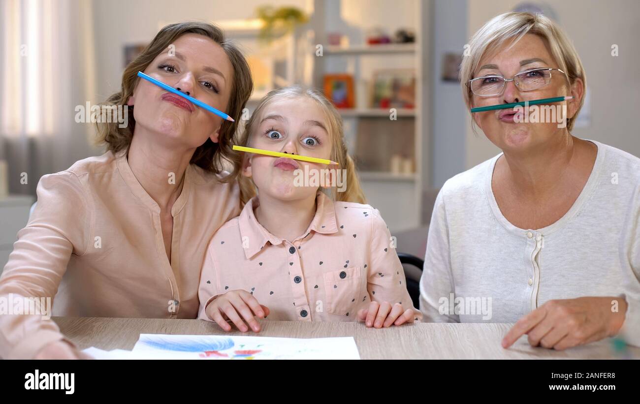 Fumetto femmine ingannare intorno con matite, divertirsi insieme, creatività Foto Stock