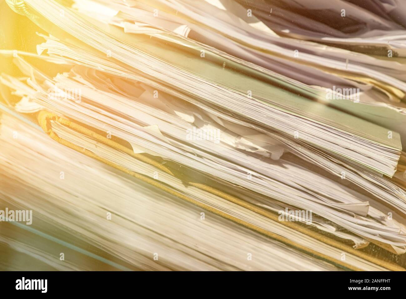Un impilamento dei fogli di carta e file. Foto Stock