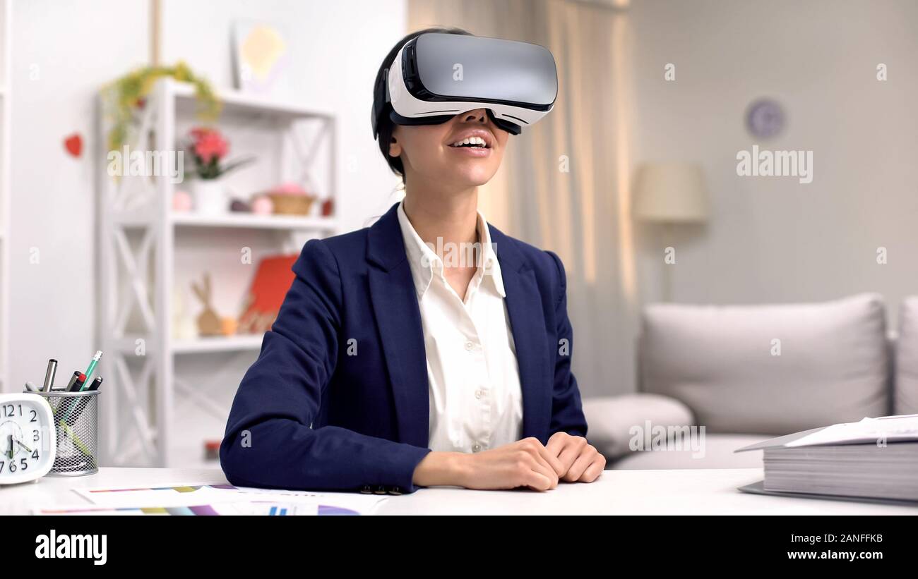 Eccitato Lavoratore aziendale in vr occhiali, innovazione moderna, la tecnologia online Foto Stock