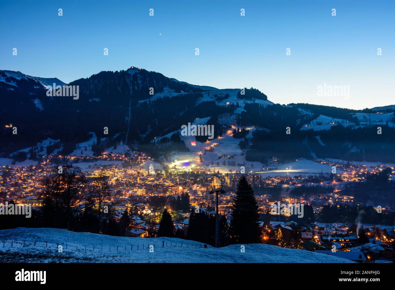 Kitzbühel: Kitzbühel centro città, montagna sci Hahnenkamm downhill corso, Cerimonia di benvenuto per il Nuovo Anno a Kitzbühel, Tirolo Tirolo, Austria Foto Stock