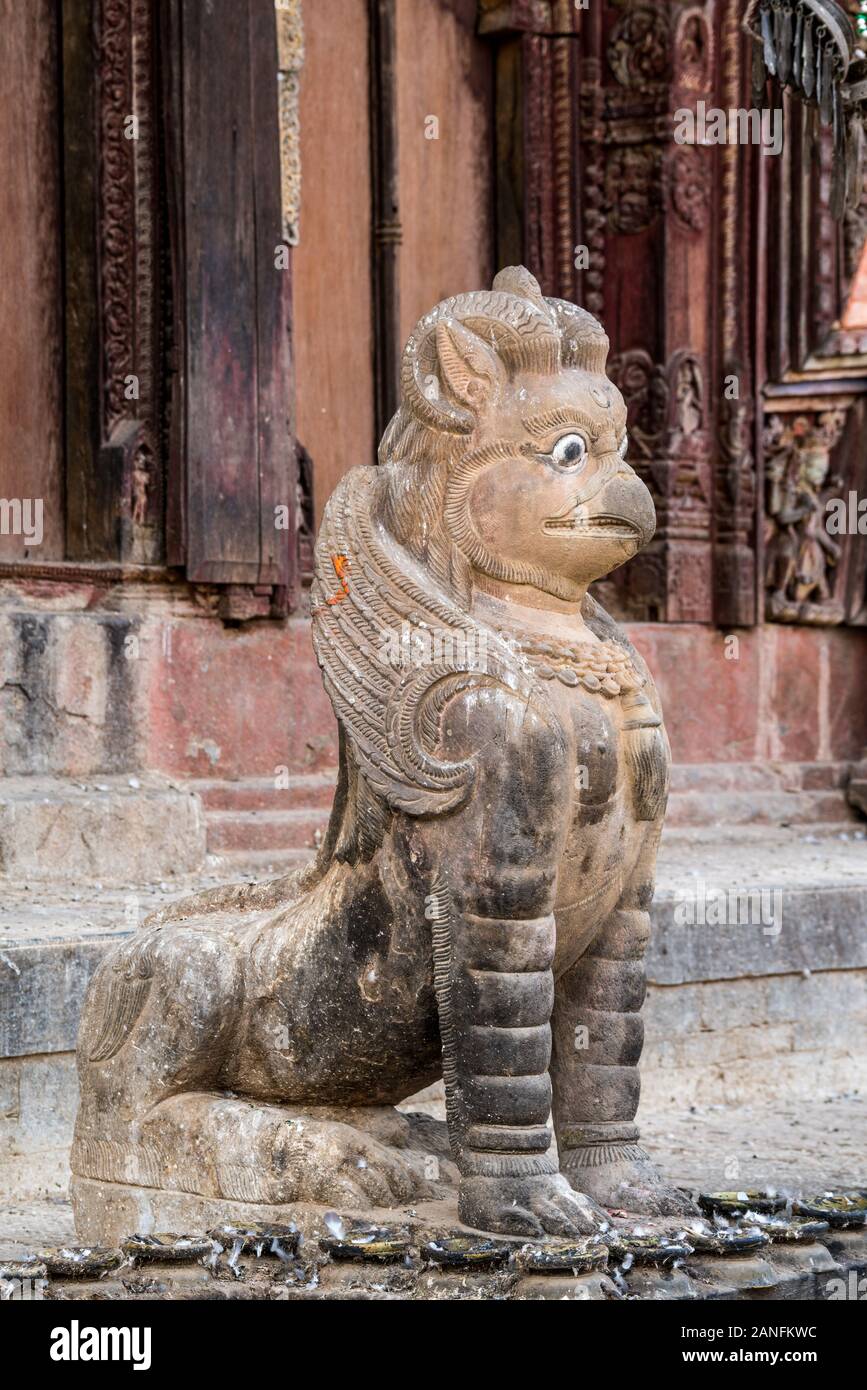 Ram-cornuto griffon guardia. Changu Narayan tempio nella valle di Kathmandu, Nepal Foto Stock