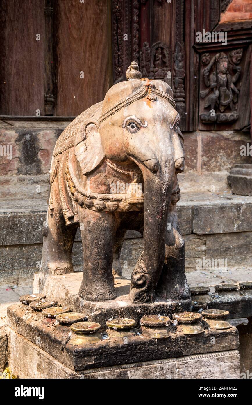 Elefant guardia. Changu Narayan tempio nella valle di Kathmandu, Nepal Foto Stock