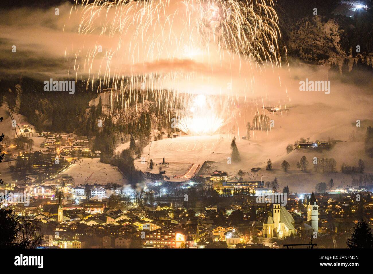 Kitzbühel: città di Kitzbühel centro, montagna Hahnenkamm sci corso in discesa, fuochi d'artificio per il Nuovo Anno a Kitzbühel, Tirolo Tirolo, Austria Foto Stock