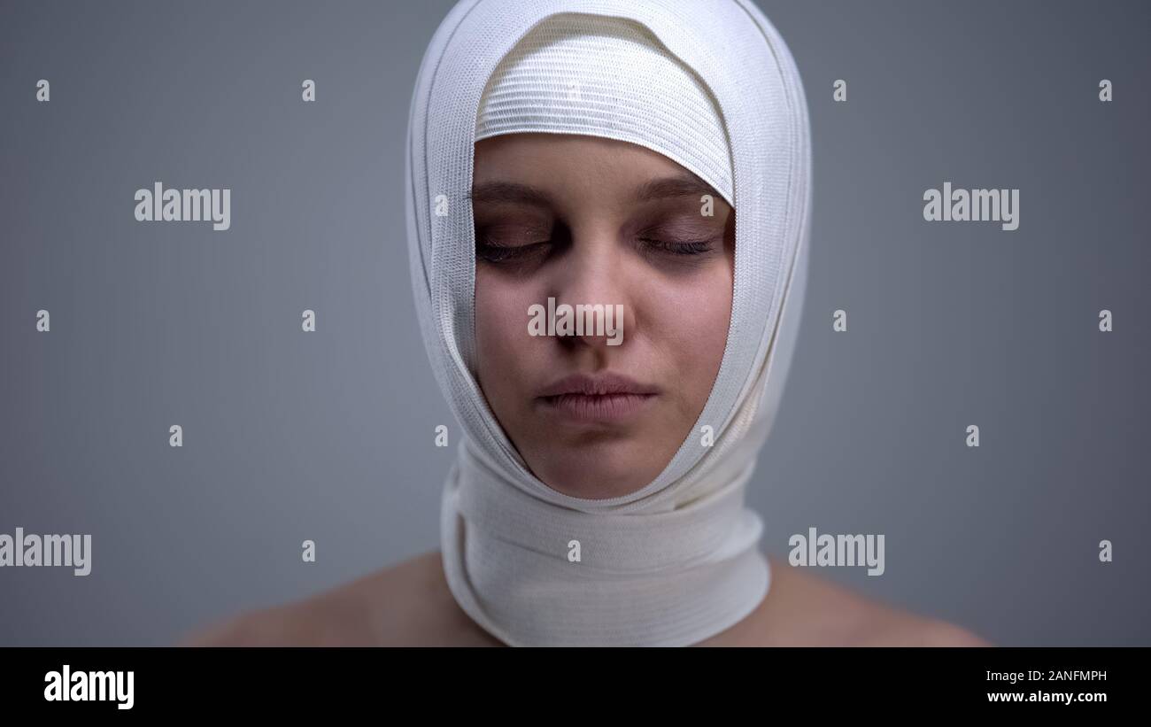 Donna in headwrap elastico con gli occhi chiusi, il recupero dopo la commozione cerebrale, medicina Foto Stock