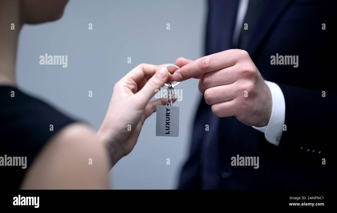 Imprenditore dando lady i tasti per la sistemazione di lusso, premium quality resort Foto Stock