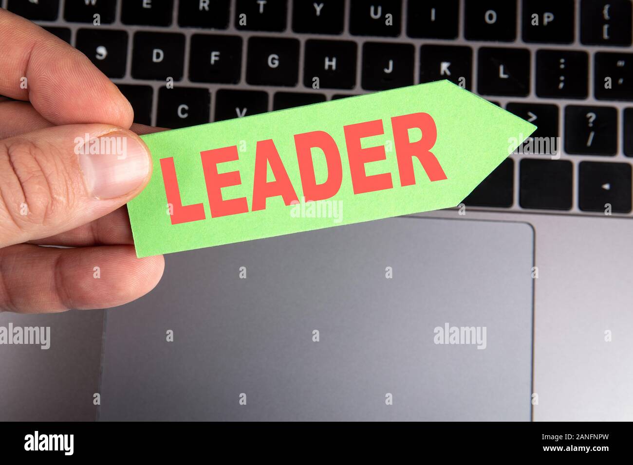 Leader o di leadership. Tendenze, seguire, social media e concetto di commercializzazione. Simbolo freccia e il computer portatile Foto Stock