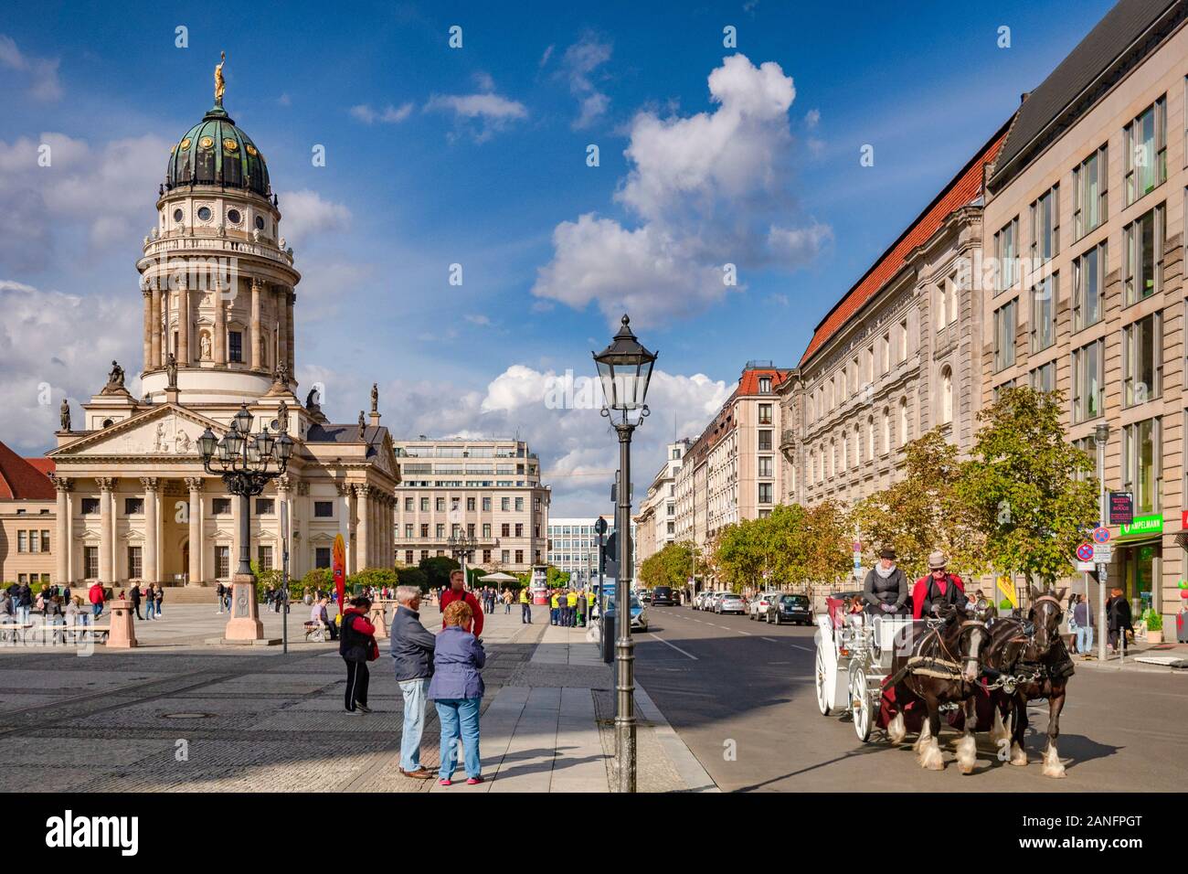 22 Settembre 2018: Berlino, Germania - Giro in carrozza nella piazza Gendarmenmarkt, con la chiesa francese sulla sinistra, i turisti a guardare come g Foto Stock