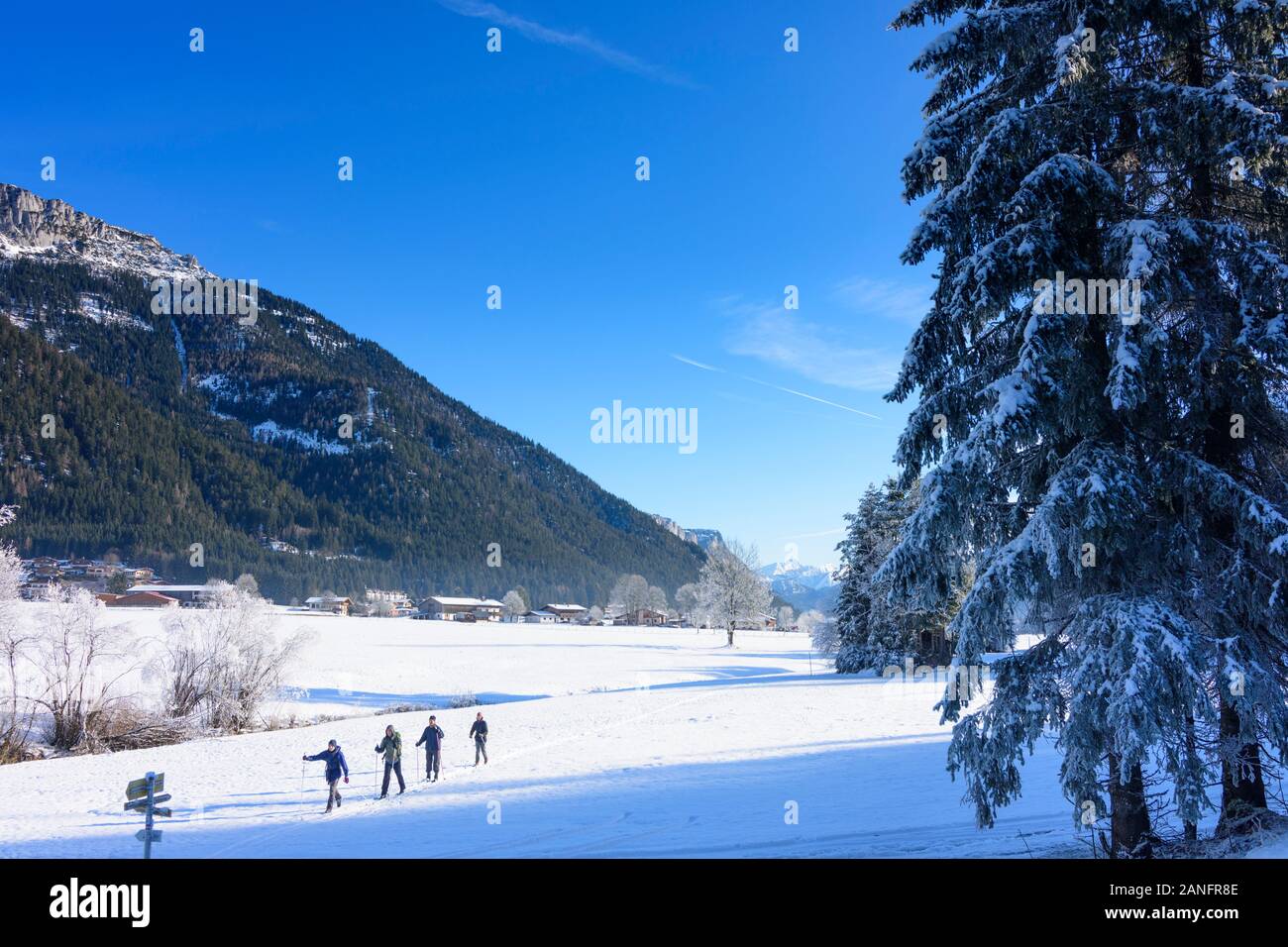 Waidring: persone lo sci di fondo della valle di Kitzbüheler Alpen - Pillersee Tal, Tirol, Tirolo, Austria Foto Stock