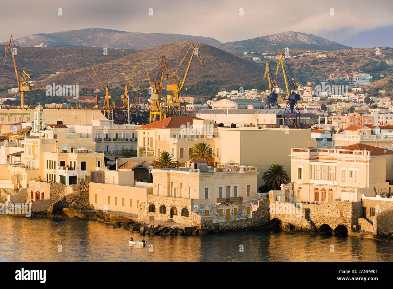 Syros Island la Grecia ERMOUPOLI sorge su un naturalmente sito amphitheatrical, con edifici neoclassici, vecchie ville e case bianche a cascata verso il basso Foto Stock