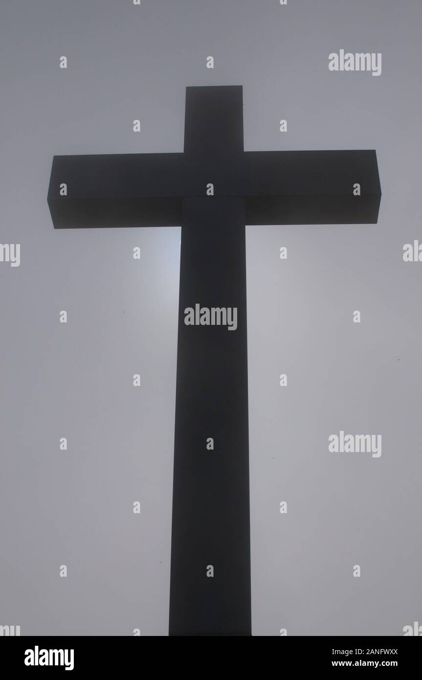 Silhouette di croce religiosa al centro della nebbia e situata sulla cima del monte Lema in Svizzera. Questo è un simbolo di speranza Foto Stock