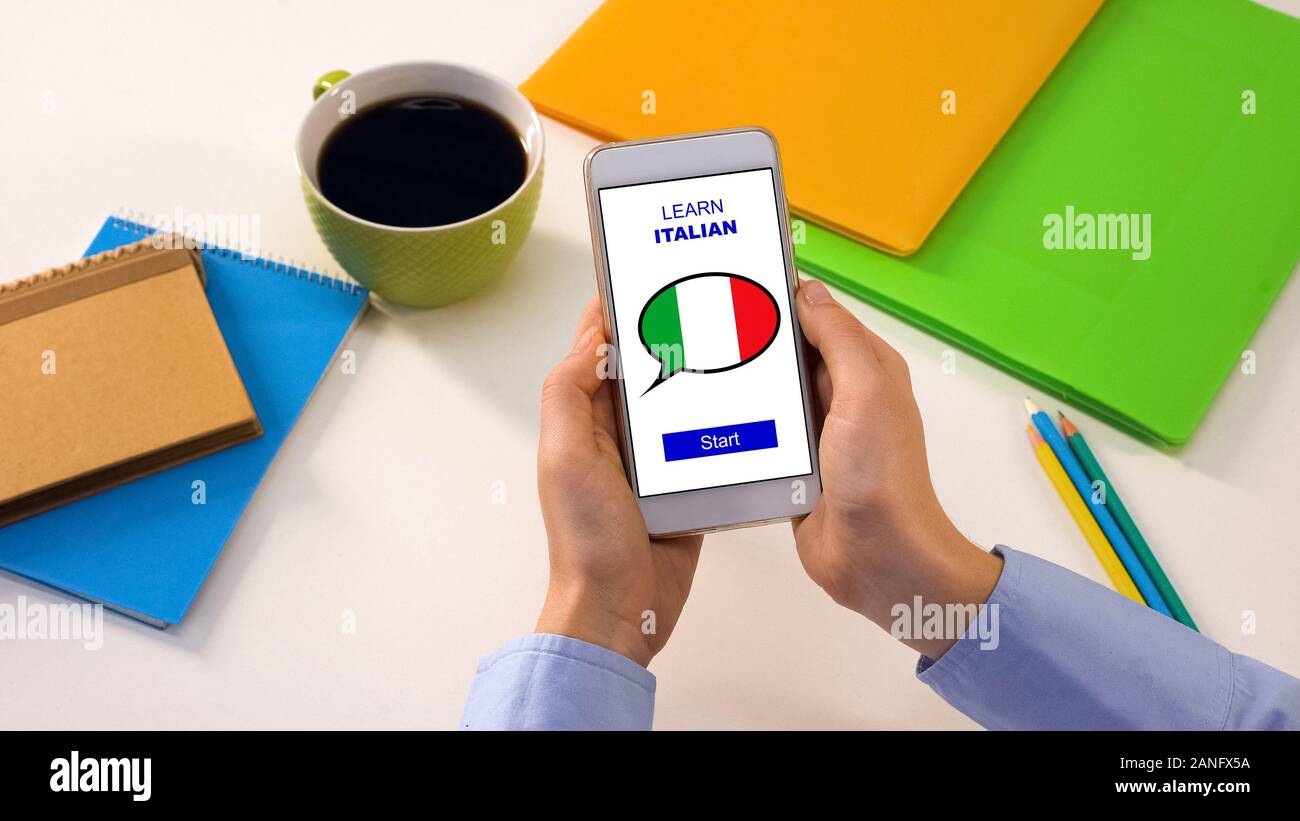 Imparare la lingua italiana applicazione sul cellulare in persone mani, studiare la lingua Foto Stock