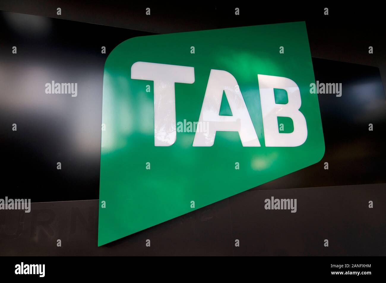 Brisbane, Queensland, Australia - 27 Novembre 2019 : vista dell'Agenzia Totalisator Board o scheda, segno. Scheda è di proprietà di Tabcorp Holdings Limited. Foto Stock