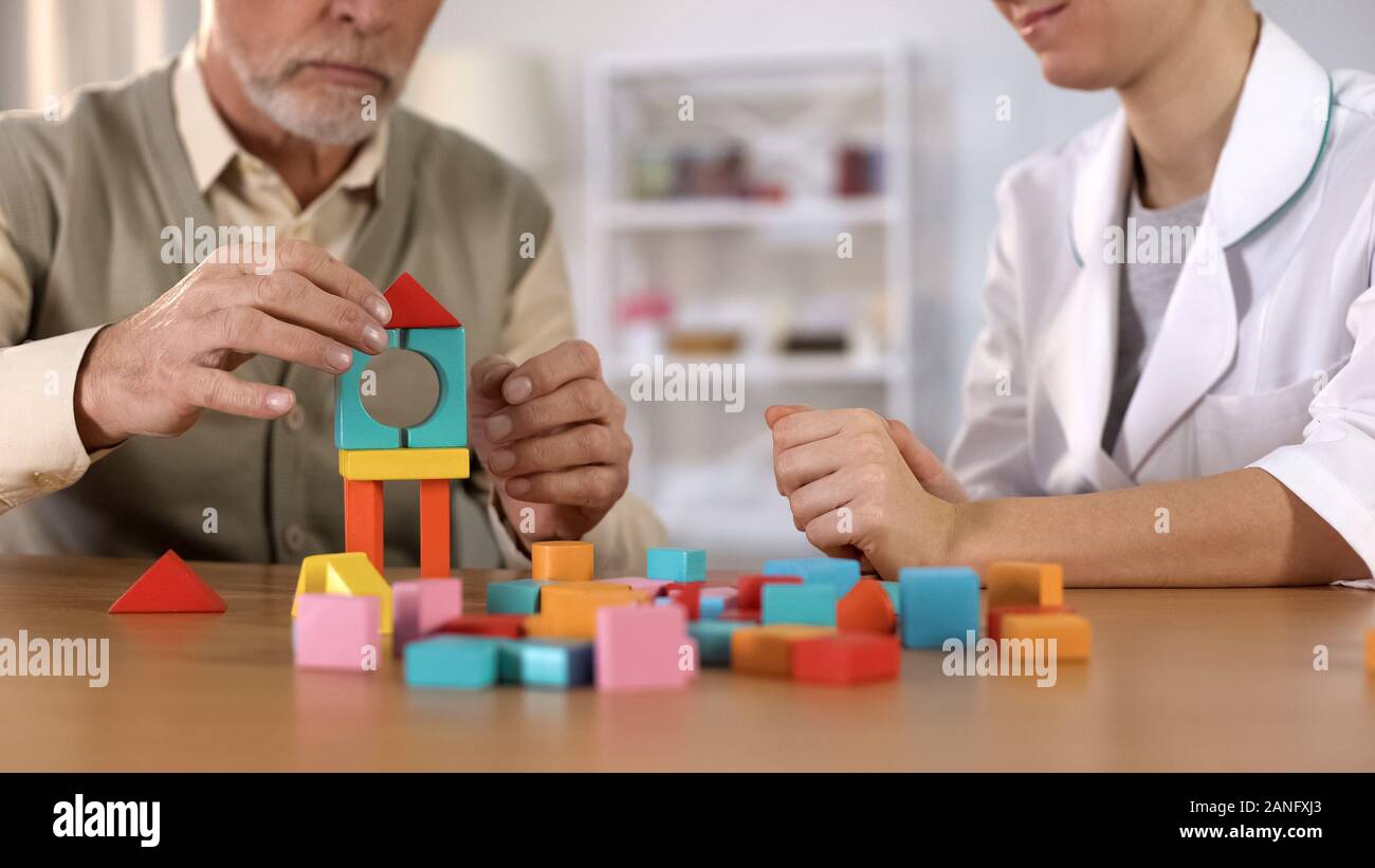 Psicologo mentoring maschio senior, formazione di identificare i problemi, nostalgia Foto Stock