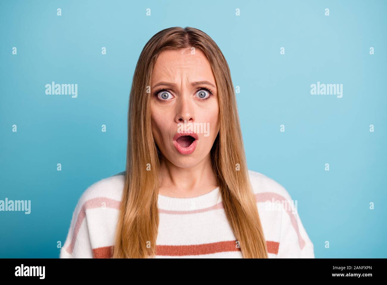 Ritratto di terrore inorridito donna che guarda con timore a voi esprimere negativo emozioni nervoso sulla faccia pastello isolato colore di sfondo Foto Stock