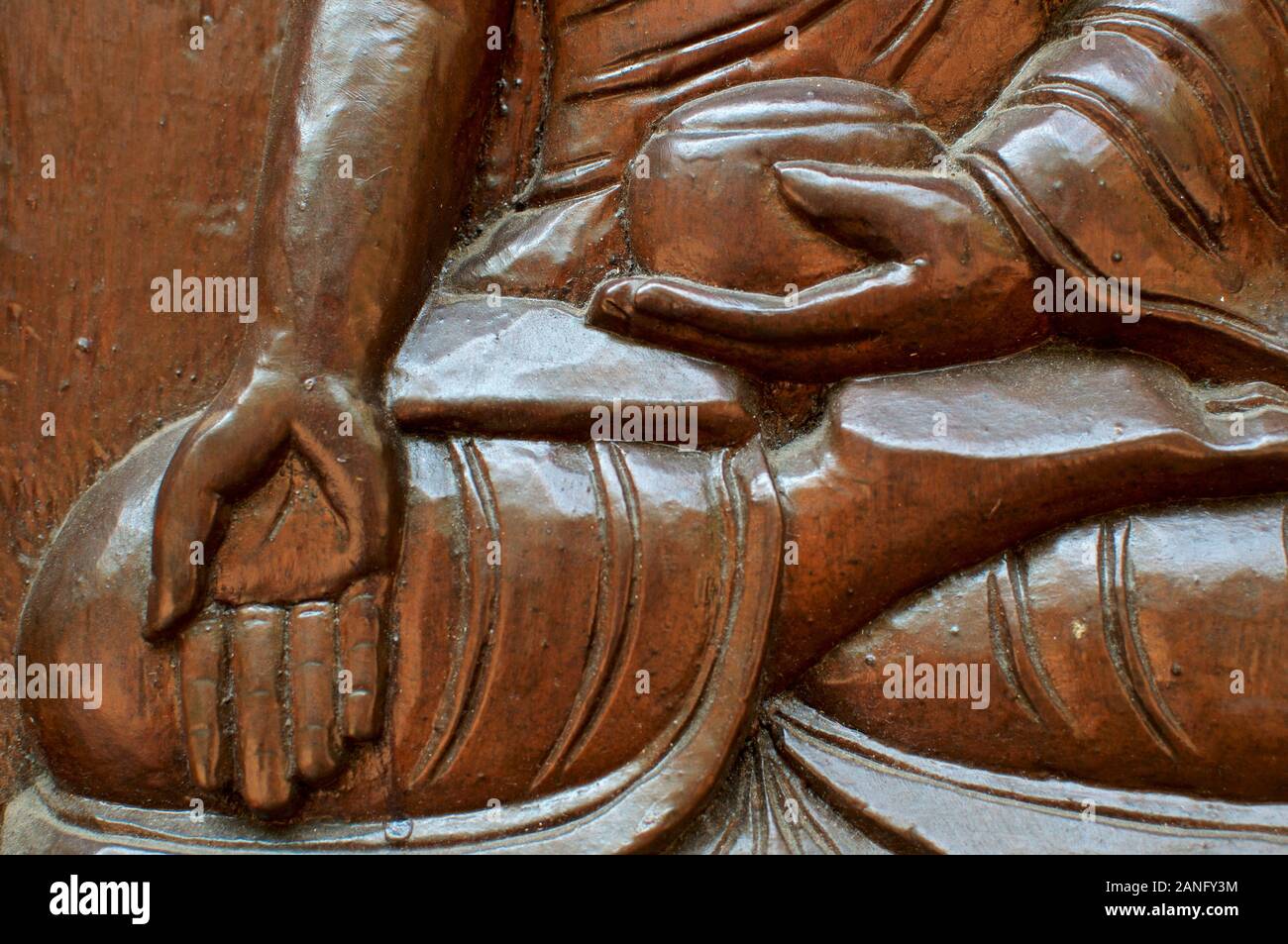 Close up di un Buddha buddista posizioni delle mani (chiamati mudra) splendidamente scolpito in legno. Situato presso il nepalese Pagoda della Pace a Brisbane, South Bank Foto Stock