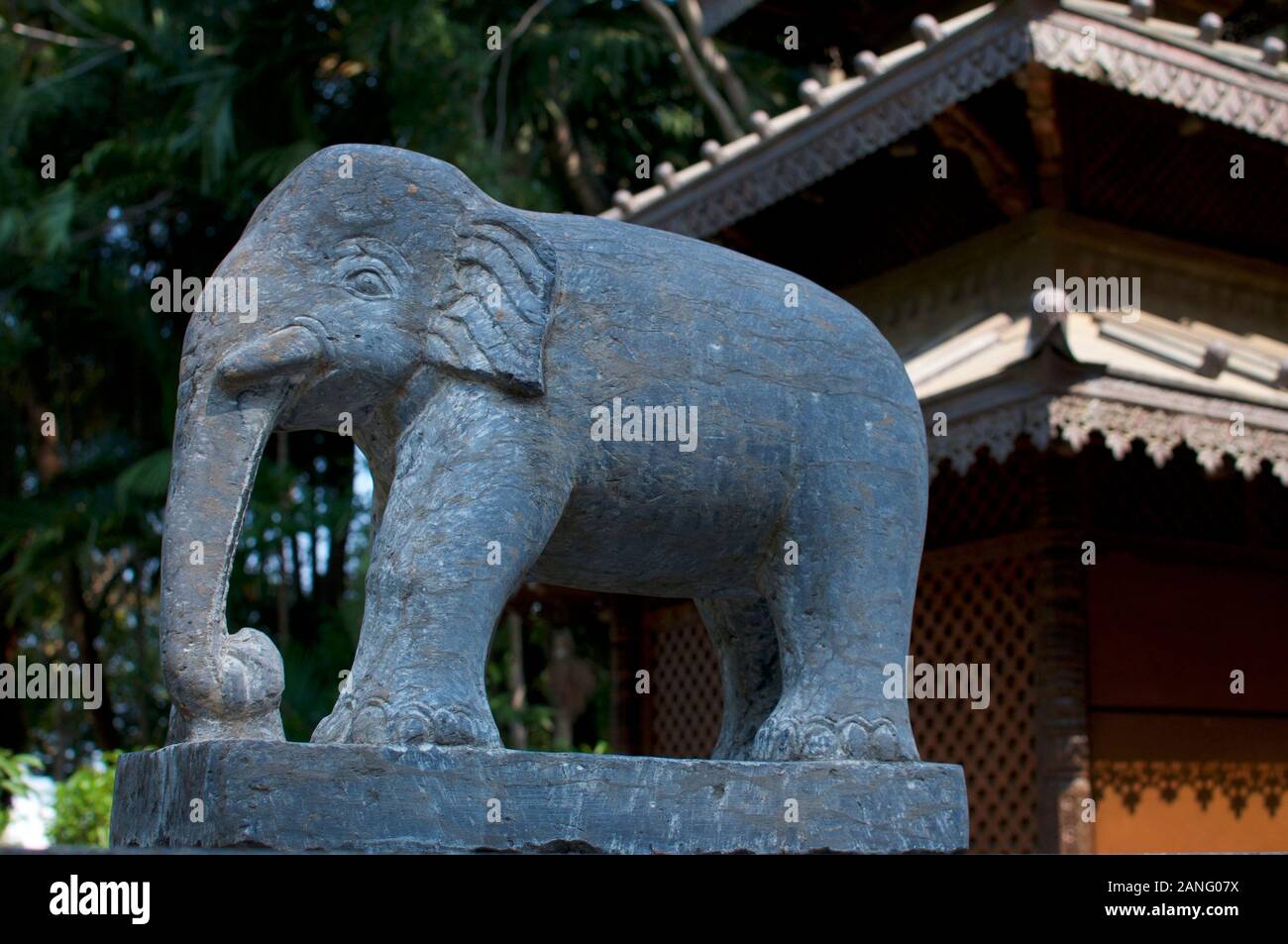 Statua di Pietra di un elefante si trova all'entrata presso il nepalese Pagoda della Pace a Brisbane, South Bank Parklands Foto Stock