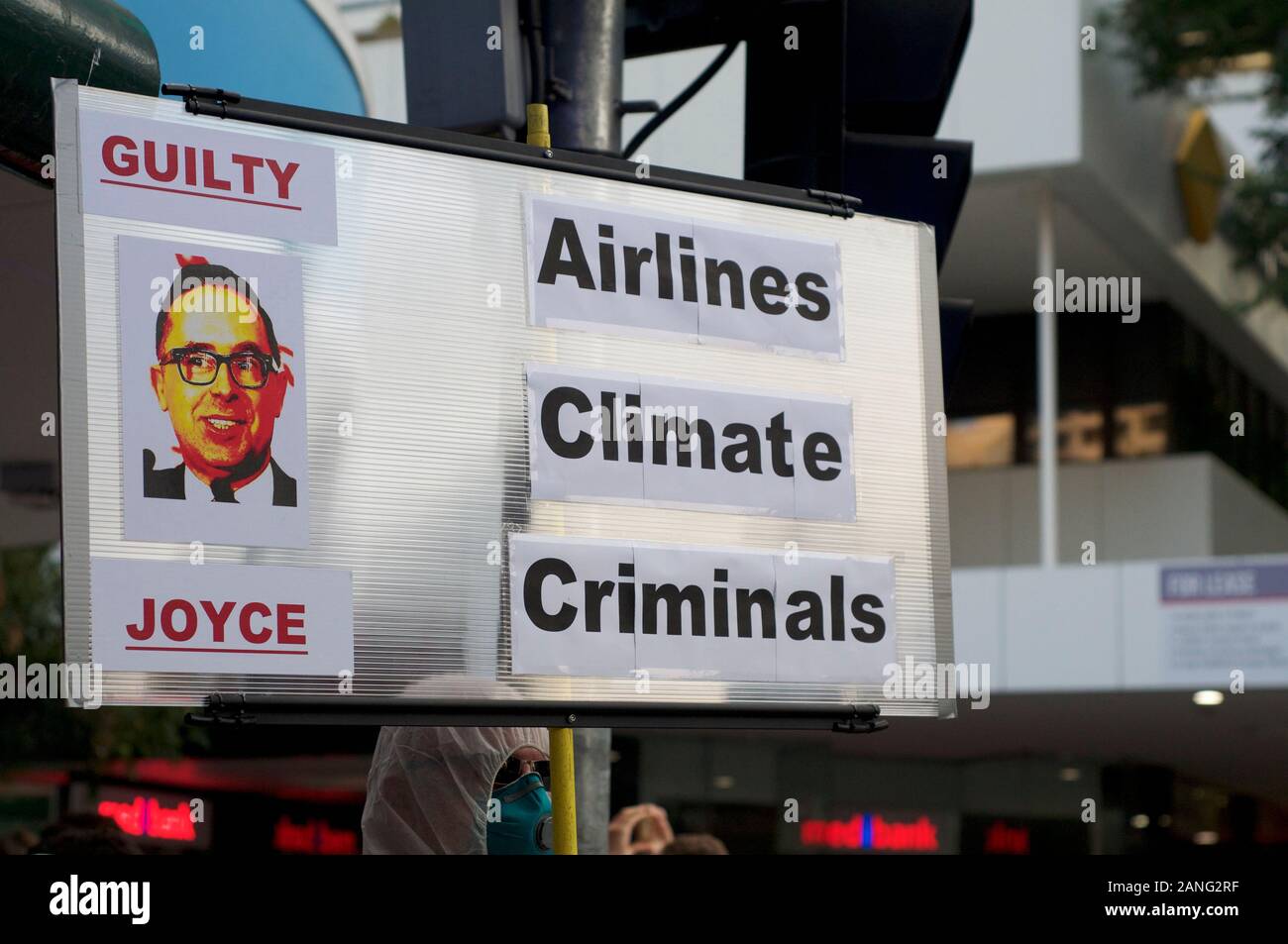 Brisbane, Queensland, Australia - 10 Gennaio 2020 : un uomo detiene un segno protesta inazione del governo durante un rally per il cambiamento climatico azione in re Foto Stock