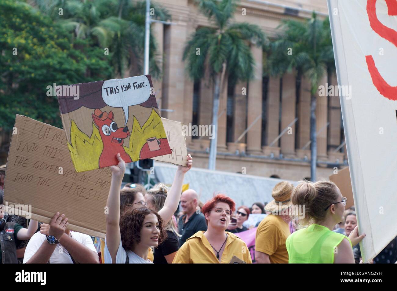 Brisbane, Queensland, Australia - 10 Gennaio 2020 : Una donna contiene un segno protesta inazione del governo durante un rally per il cambiamento climatico in azione Foto Stock