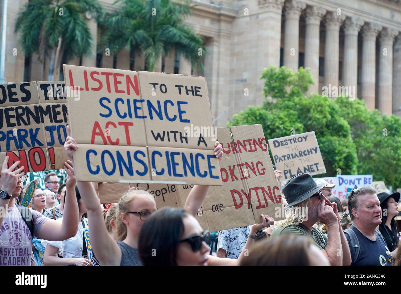 Brisbane, Queensland, Australia - 10 Gennaio 2020 : Una donna contiene un segno protesta inazione del governo durante un rally per il cambiamento climatico in azione Foto Stock