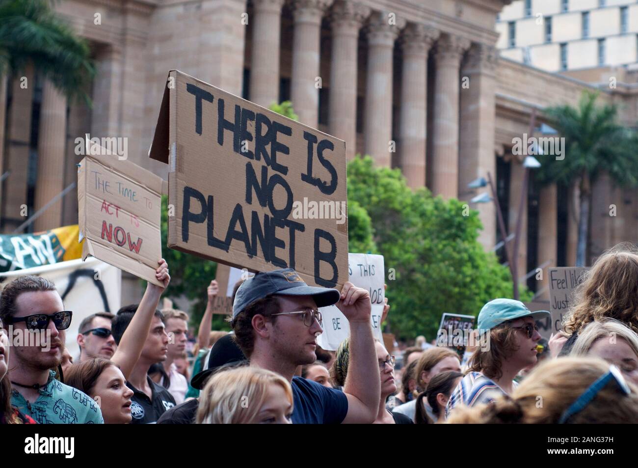 Brisbane, Queensland, Australia - 10 Gennaio 2020 : un uomo detiene un segno protesta inazione del governo durante un rally per il cambiamento climatico azione in re Foto Stock